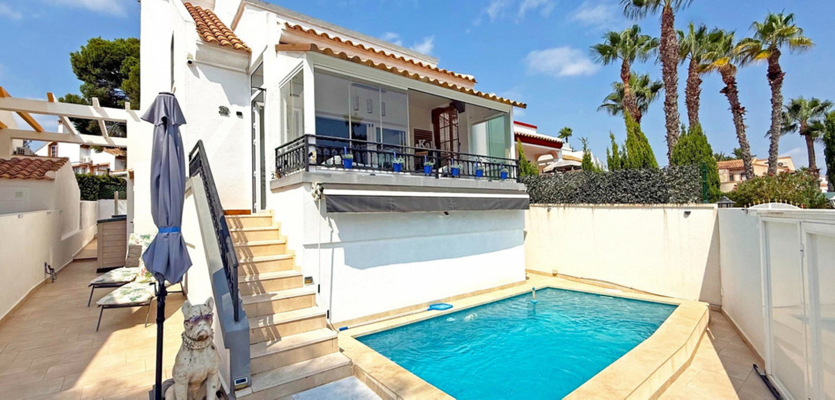 For sale - 2 Bedroom 3 Bathroom House - Detached Villa in Orihuela - Villamartin  - Alicante