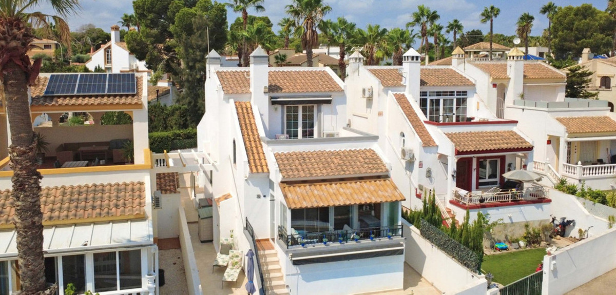 For sale - 2 Bedroom 3 Bathroom House - Detached Villa in Orihuela - Villamartin  - Alicante