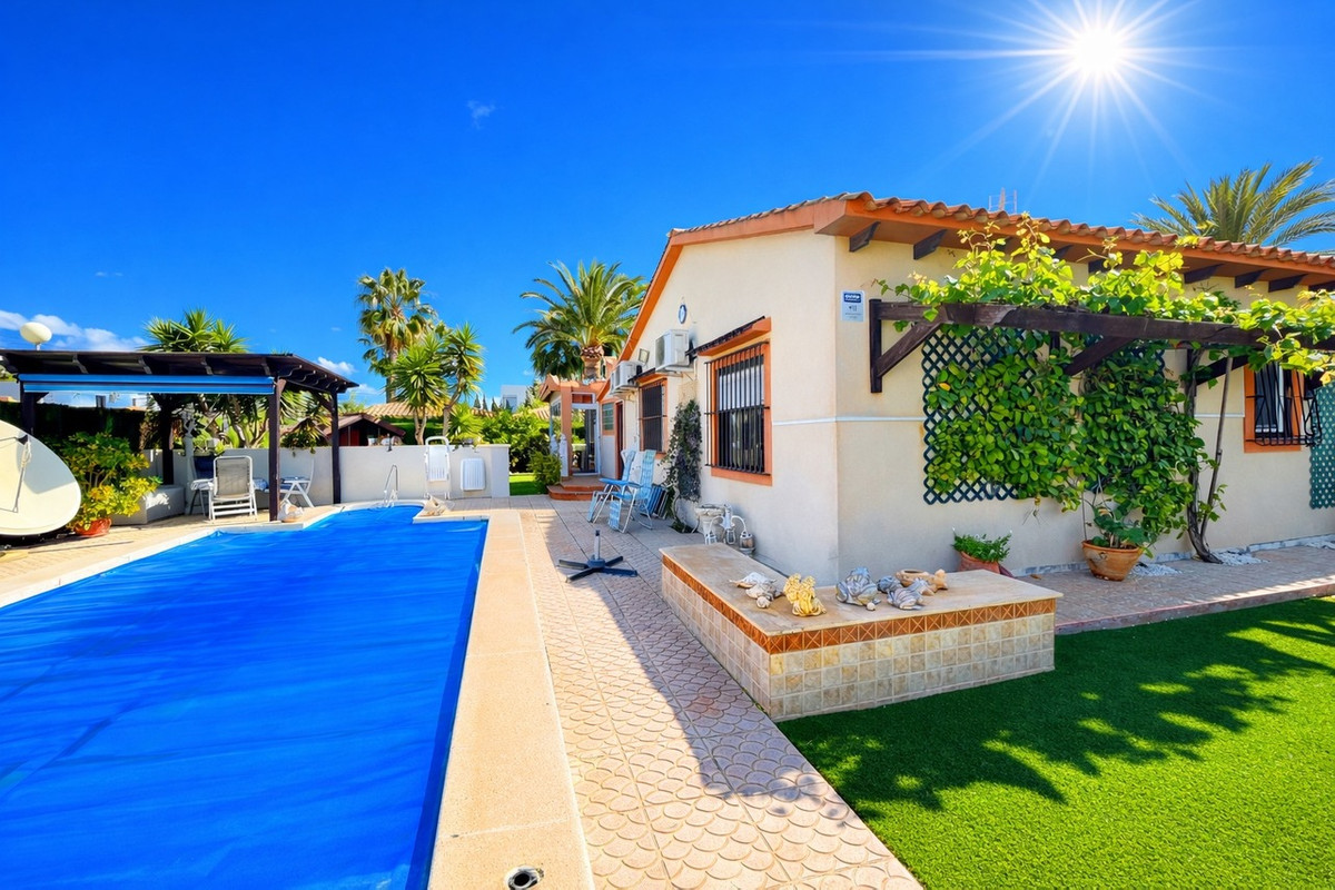 For sale - 3 Bedroom 2 Bathroom House - Detached Villa in Orihuela - Cabo Roig  - Alicante