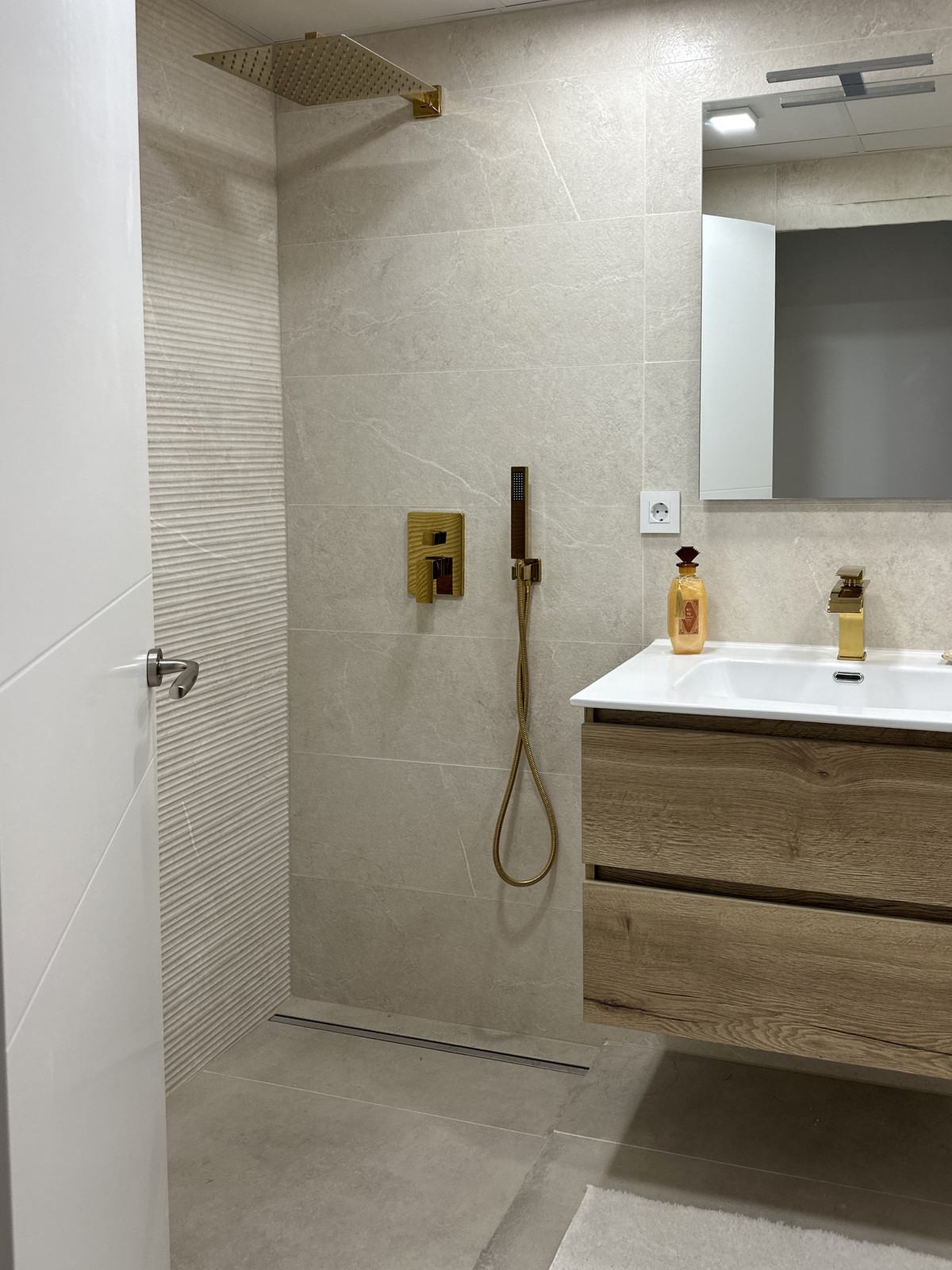 For sale - 2 Bedroom 2 Bathroom Apartment - Middle Floor Apartment in Torrevieja - Torrevieja Centro  - Alicante