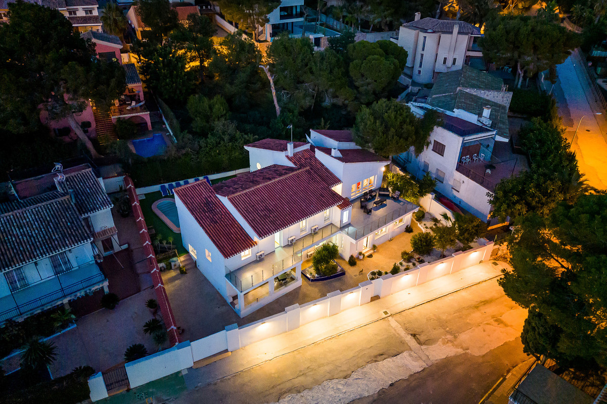 For sale - 7 Bedroom 4 Bathroom House - Detached Villa in Orihuela - Dehesa de Campoamor  - Alicante