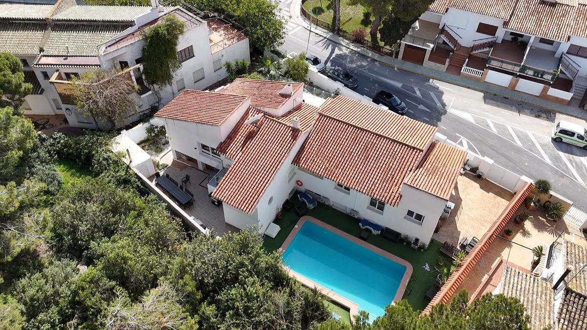 For sale - 7 Bedroom 4 Bathroom House - Detached Villa in Orihuela - Dehesa de Campoamor  - Alicante