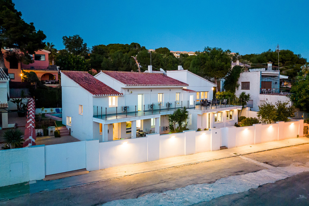 For sale - 7 Bedroom 4 Bathroom House - Detached Villa in Orihuela - Dehesa de Campoamor  - Alicante