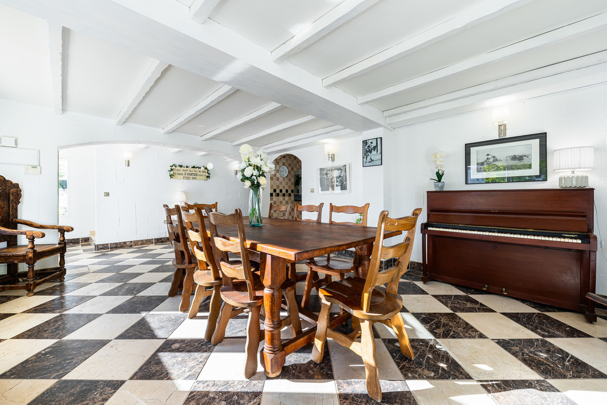 For sale - 7 Bedroom 4 Bathroom House - Detached Villa in Orihuela - Dehesa de Campoamor  - Alicante