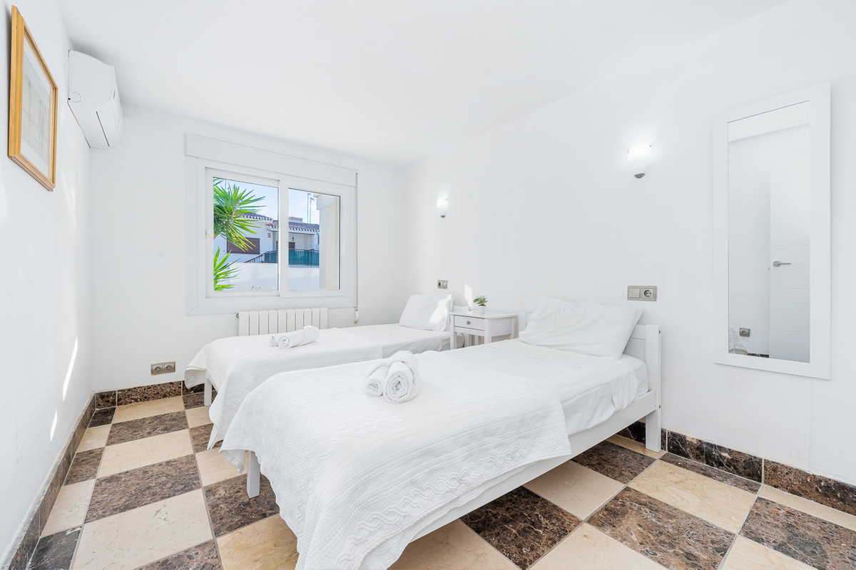 For sale - 7 Bedroom 4 Bathroom House - Detached Villa in Orihuela - Dehesa de Campoamor  - Alicante
