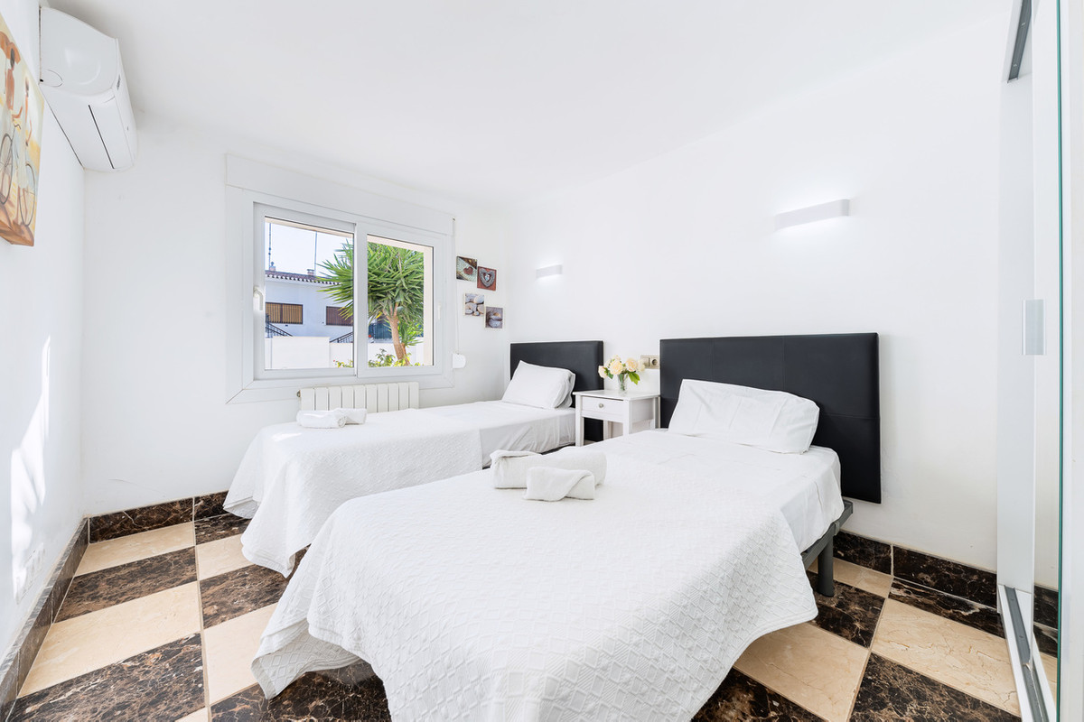 For sale - 7 Bedroom 4 Bathroom House - Detached Villa in Orihuela - Dehesa de Campoamor  - Alicante