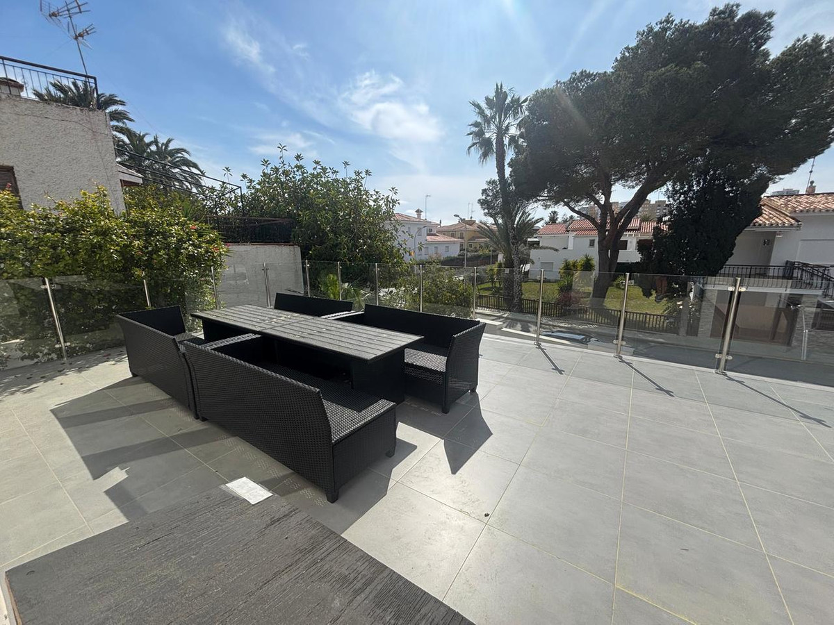 For sale - 7 Bedroom 4 Bathroom House - Detached Villa in Orihuela - Dehesa de Campoamor  - Alicante