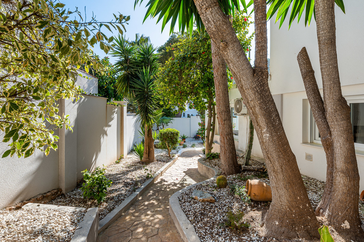 For sale - 7 Bedroom 4 Bathroom House - Detached Villa in Orihuela - Dehesa de Campoamor  - Alicante