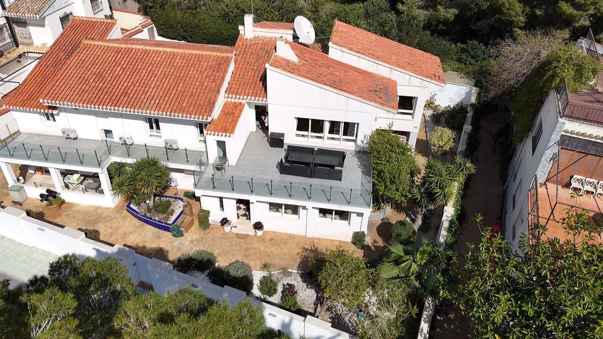 For sale - 7 Bedroom 4 Bathroom House - Detached Villa in Orihuela - Dehesa de Campoamor  - Alicante