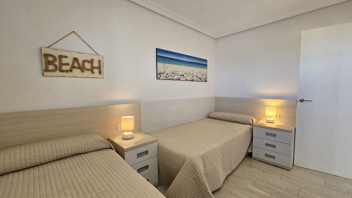 For sale - 3 Bedroom 2 Bathroom Apartment - Middle Floor Apartment in Orihuela - Mil Palmeras  - Alicante