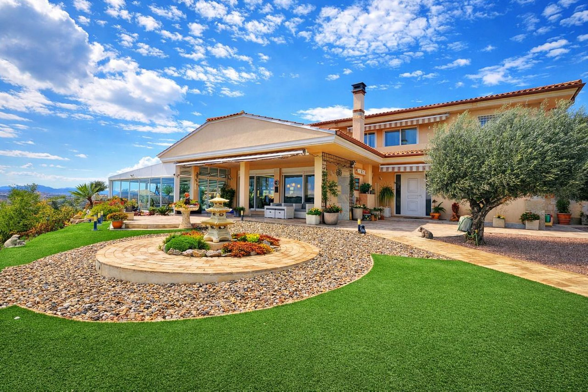 For sale - 4 Bedroom 3 Bathroom House - Detached Villa in Orihuela - Torremendo  - Alicante