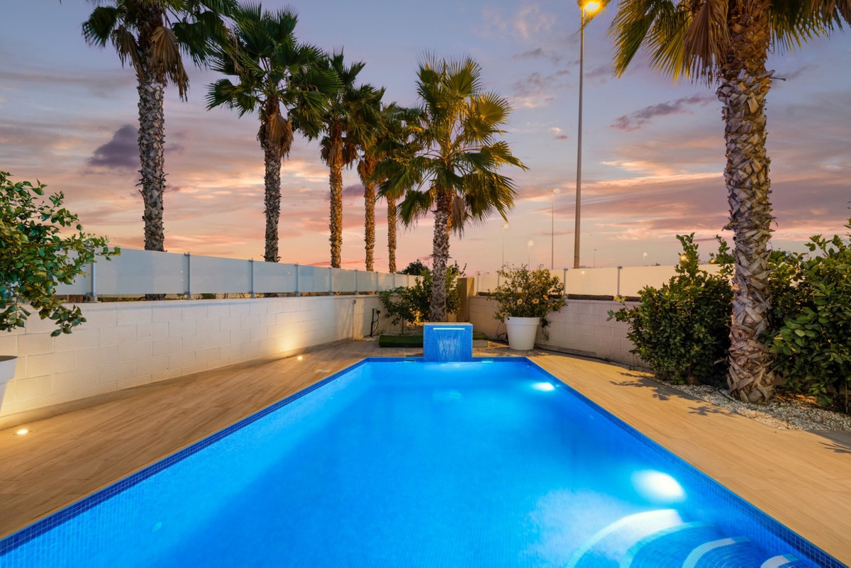 For sale - 5 Bedroom 4 Bathroom House - Detached Villa in Orihuela - Cabo Roig  - Alicante