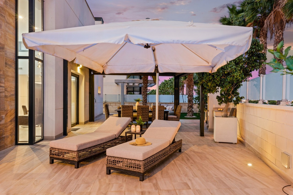 For sale - 5 Bedroom 4 Bathroom House - Detached Villa in Orihuela - Cabo Roig  - Alicante