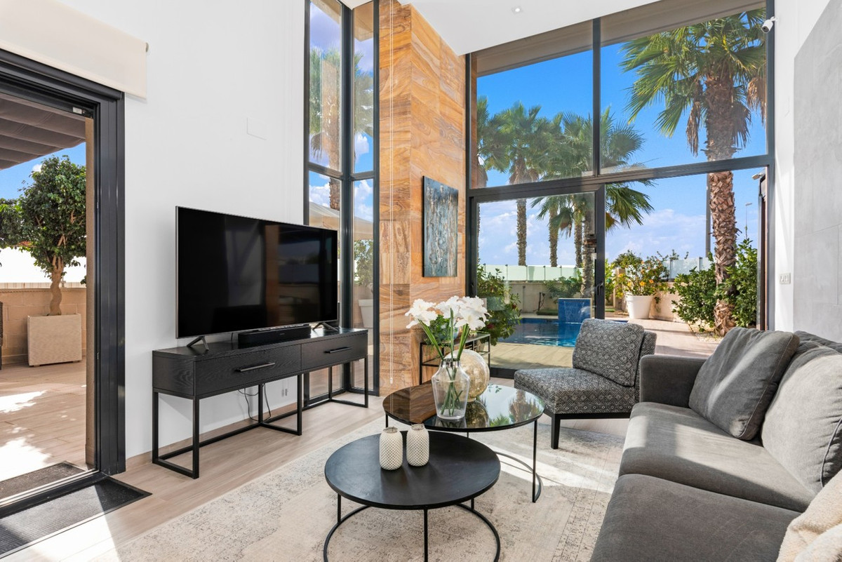 For sale - 5 Bedroom 4 Bathroom House - Detached Villa in Orihuela - Cabo Roig  - Alicante