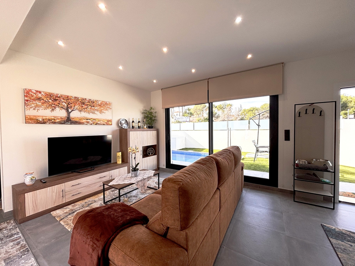 For sale - 2 Bedroom 2 Bathroom House - Detached Villa in Orihuela - Villamartin  - Alicante