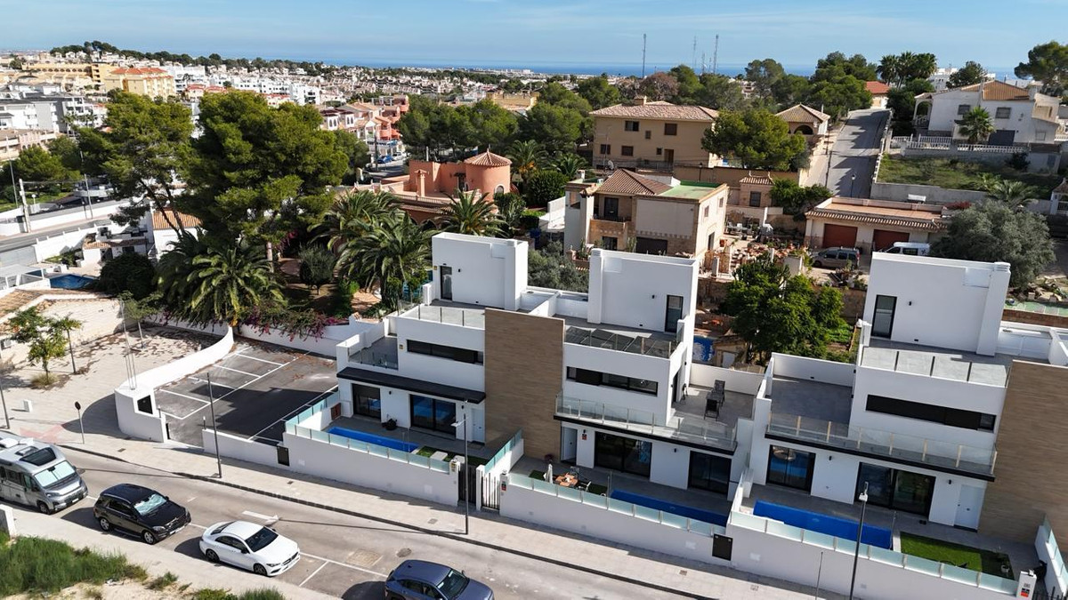 For sale - 2 Bedroom 2 Bathroom House - Detached Villa in Orihuela - Villamartin  - Alicante