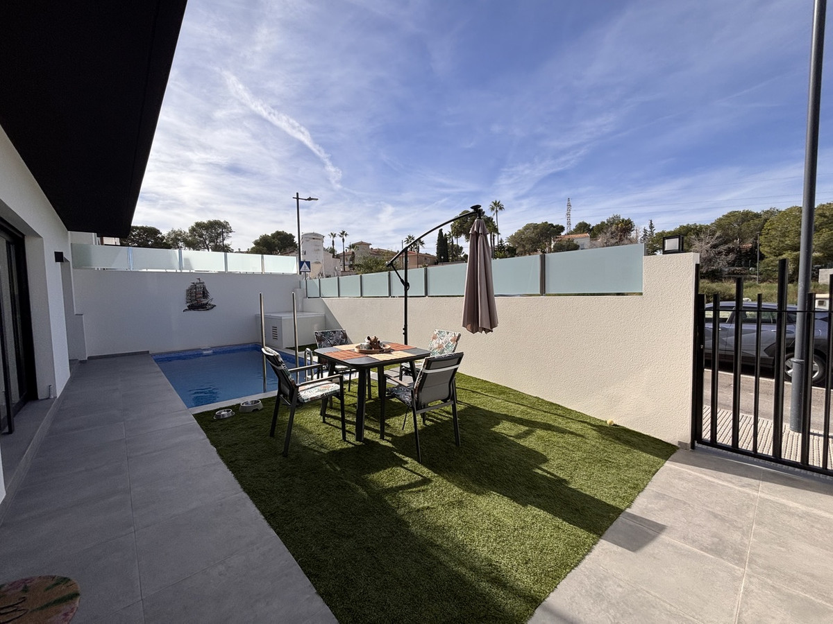 For sale - 2 Bedroom 2 Bathroom House - Detached Villa in Orihuela - Villamartin  - Alicante