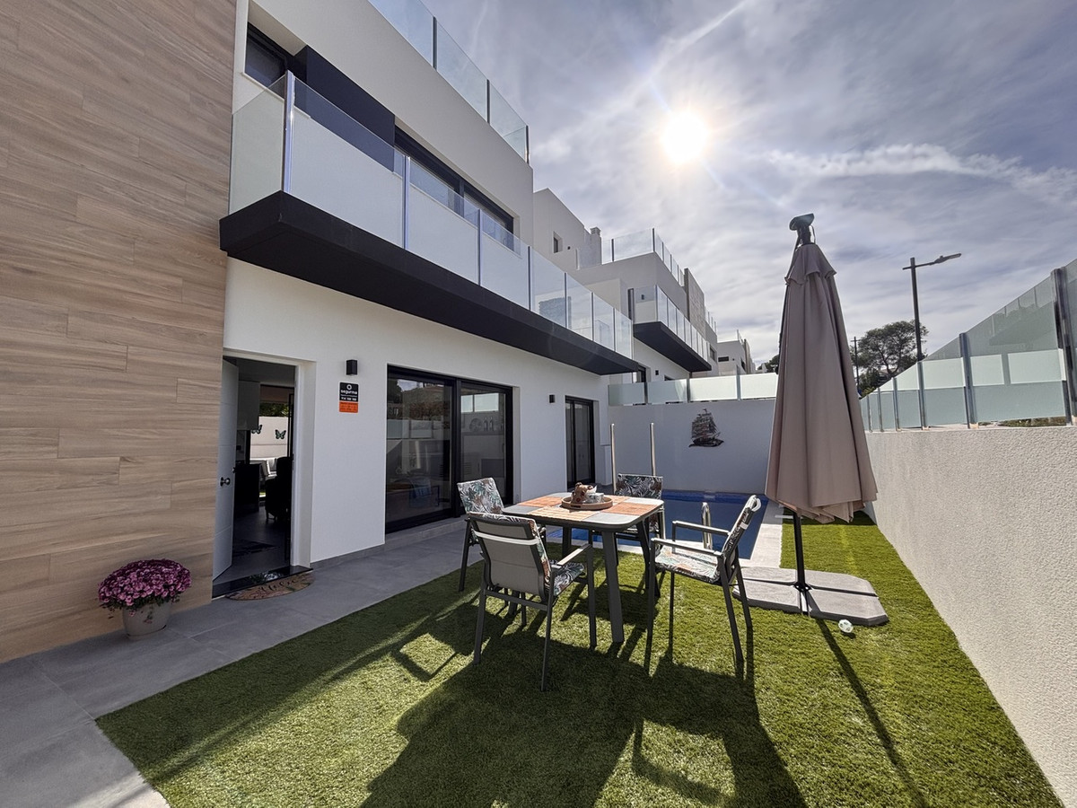 For sale - 2 Bedroom 2 Bathroom House - Detached Villa in Orihuela - Villamartin  - Alicante