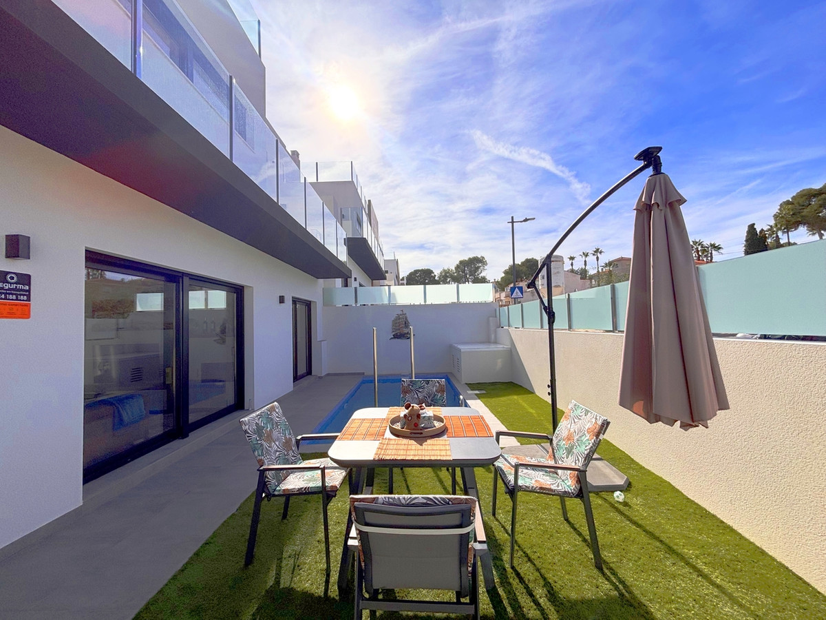 For sale - 2 Bedroom 2 Bathroom House - Detached Villa in Orihuela - Villamartin  - Alicante