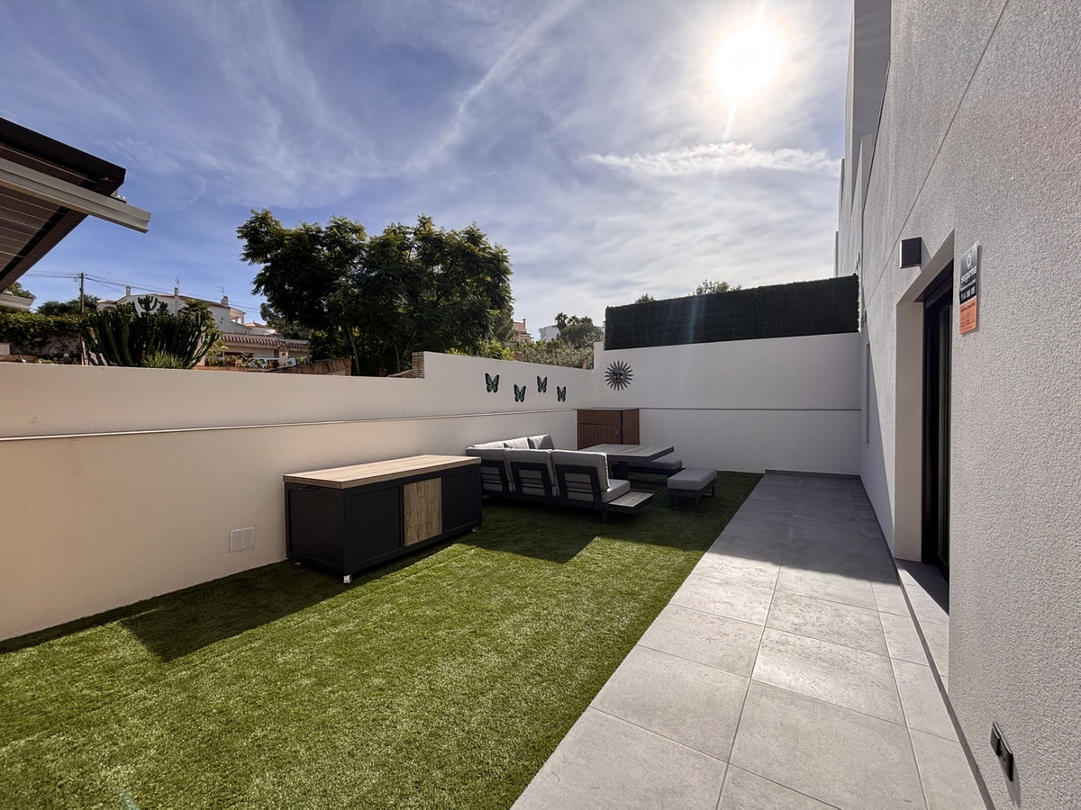 For sale - 2 Bedroom 2 Bathroom House - Detached Villa in Orihuela - Villamartin  - Alicante