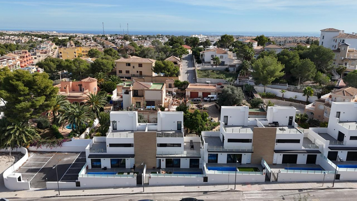 For sale - 2 Bedroom 2 Bathroom House - Detached Villa in Orihuela - Villamartin  - Alicante