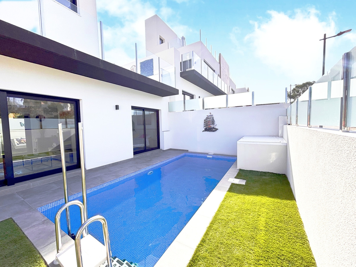 For sale - 2 Bedroom 2 Bathroom House - Detached Villa in Orihuela - Villamartin  - Alicante