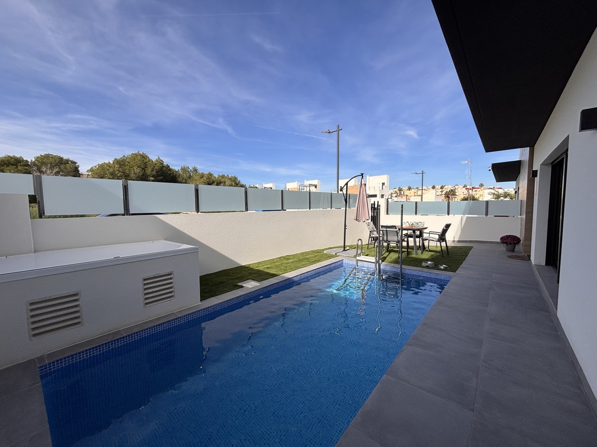 For sale - 2 Bedroom 2 Bathroom House - Detached Villa in Orihuela - Villamartin  - Alicante
