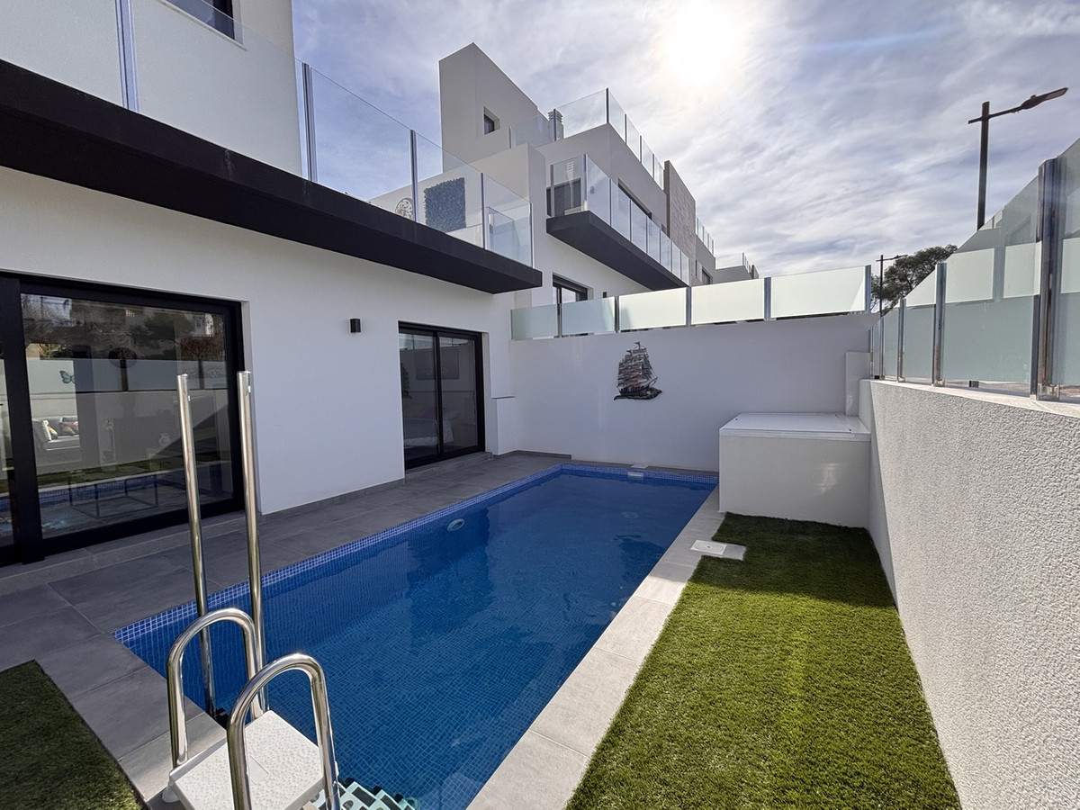 For sale - 2 Bedroom 2 Bathroom House - Detached Villa in Orihuela - Villamartin  - Alicante