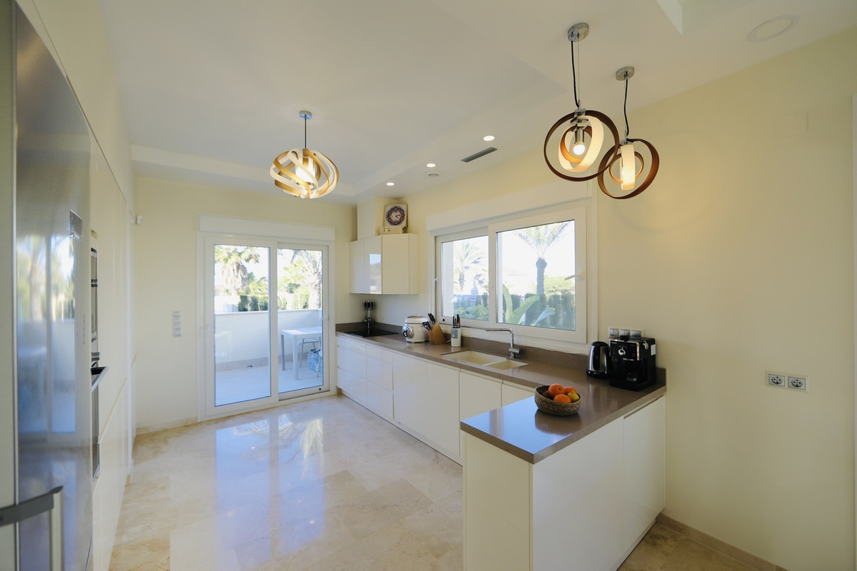 For sale - 5 Bedroom 4 Bathroom House - Detached Villa in Orihuela - La Zenia  - Alicante