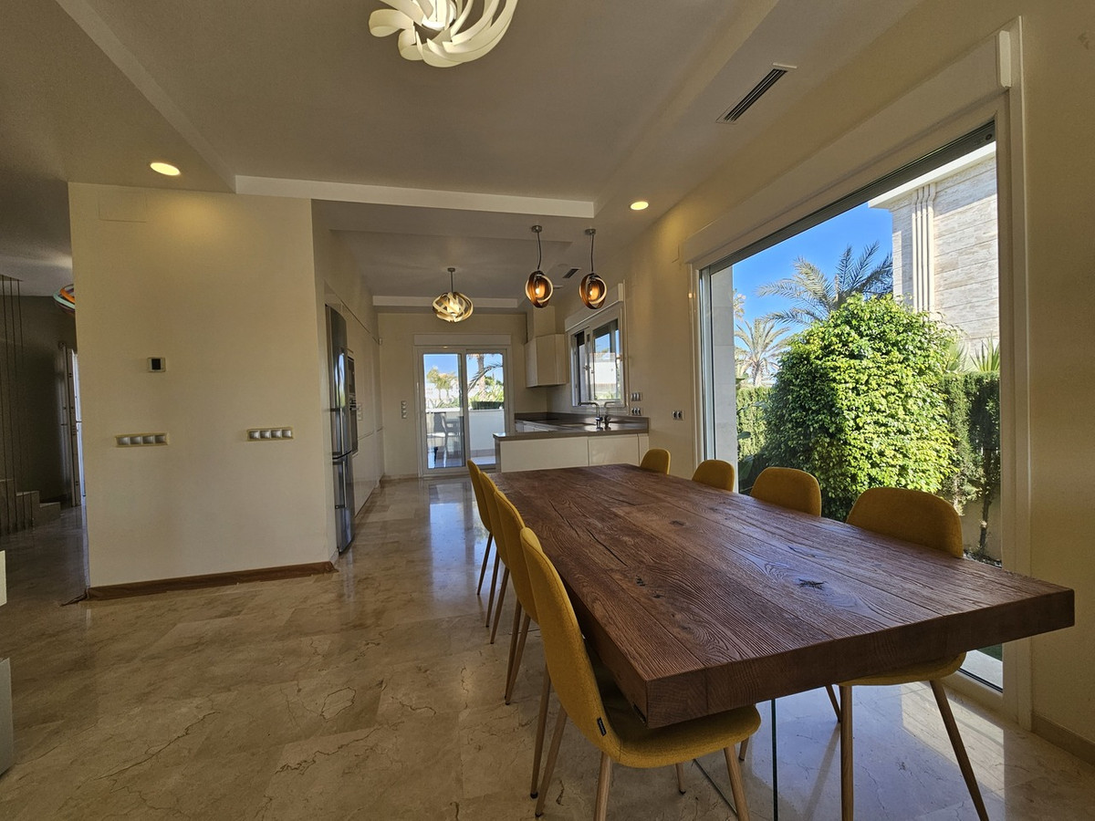 For sale - 5 Bedroom 4 Bathroom House - Detached Villa in Orihuela - La Zenia  - Alicante