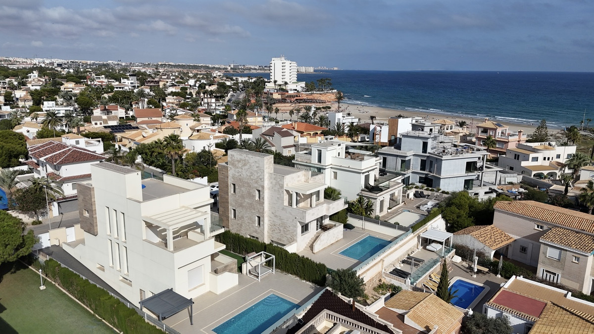 For sale - 5 Bedroom 4 Bathroom House - Detached Villa in Orihuela - La Zenia  - Alicante
