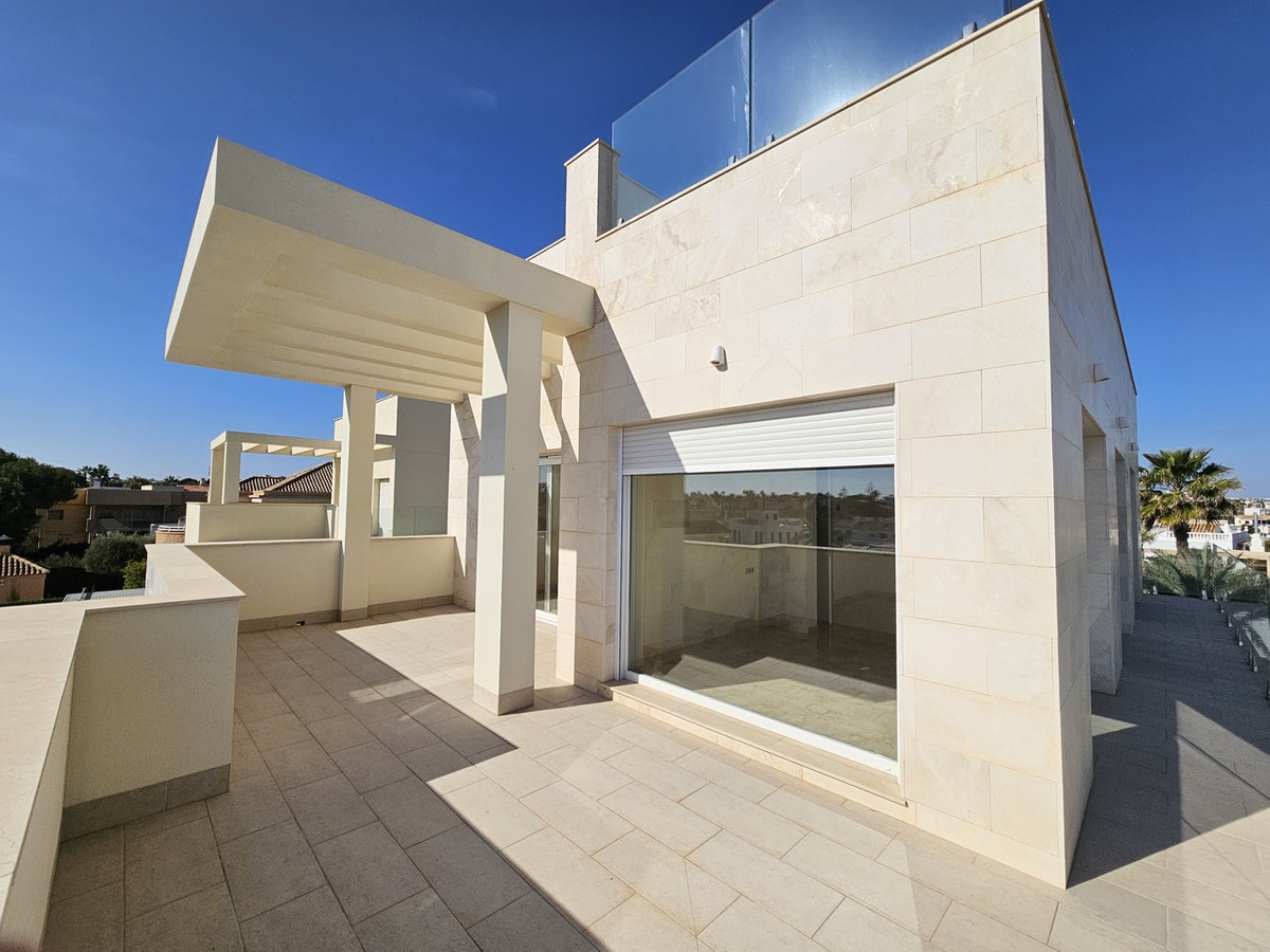 For sale - 5 Bedroom 4 Bathroom House - Detached Villa in Orihuela - La Zenia  - Alicante