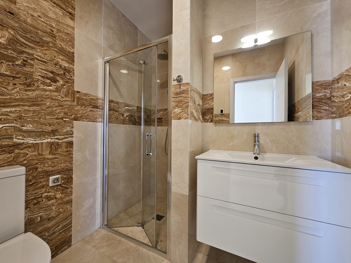 For sale - 5 Bedroom 4 Bathroom House - Detached Villa in Orihuela - La Zenia  - Alicante