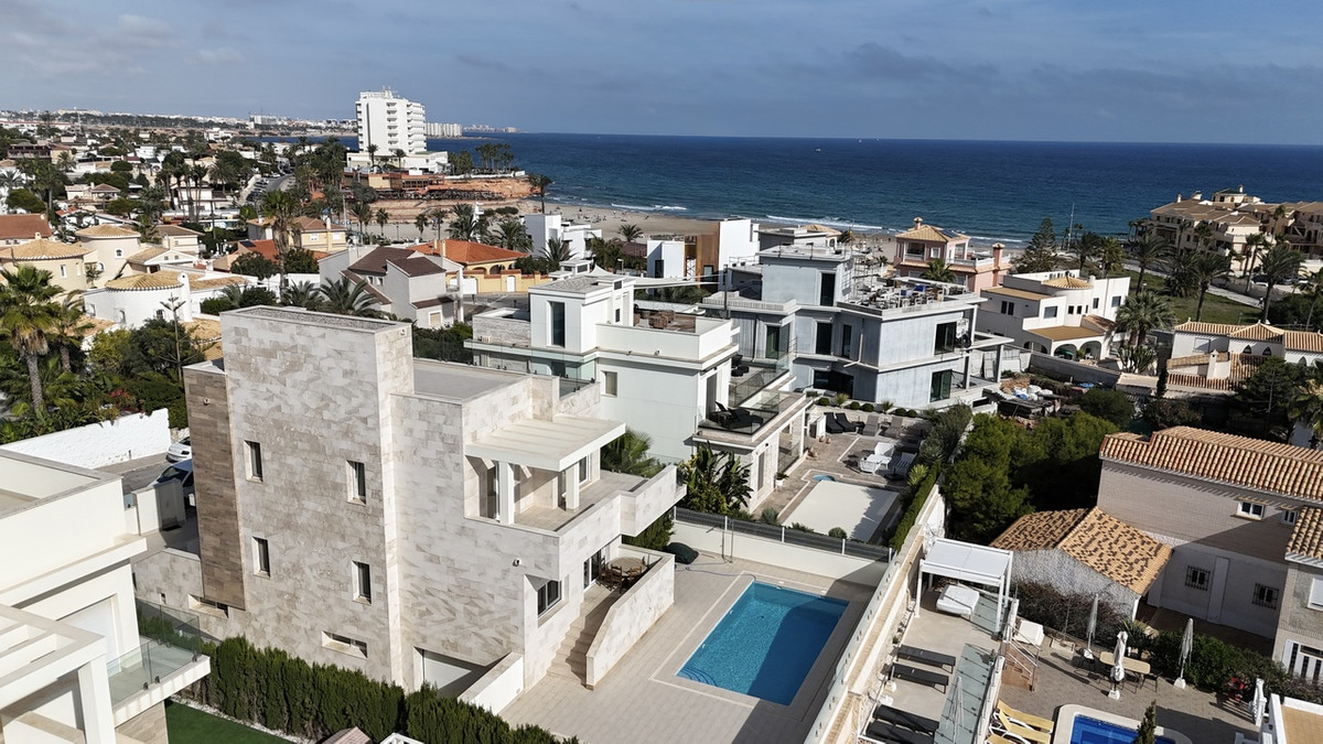 For sale - 5 Bedroom 4 Bathroom House - Detached Villa in Orihuela - La Zenia  - Alicante