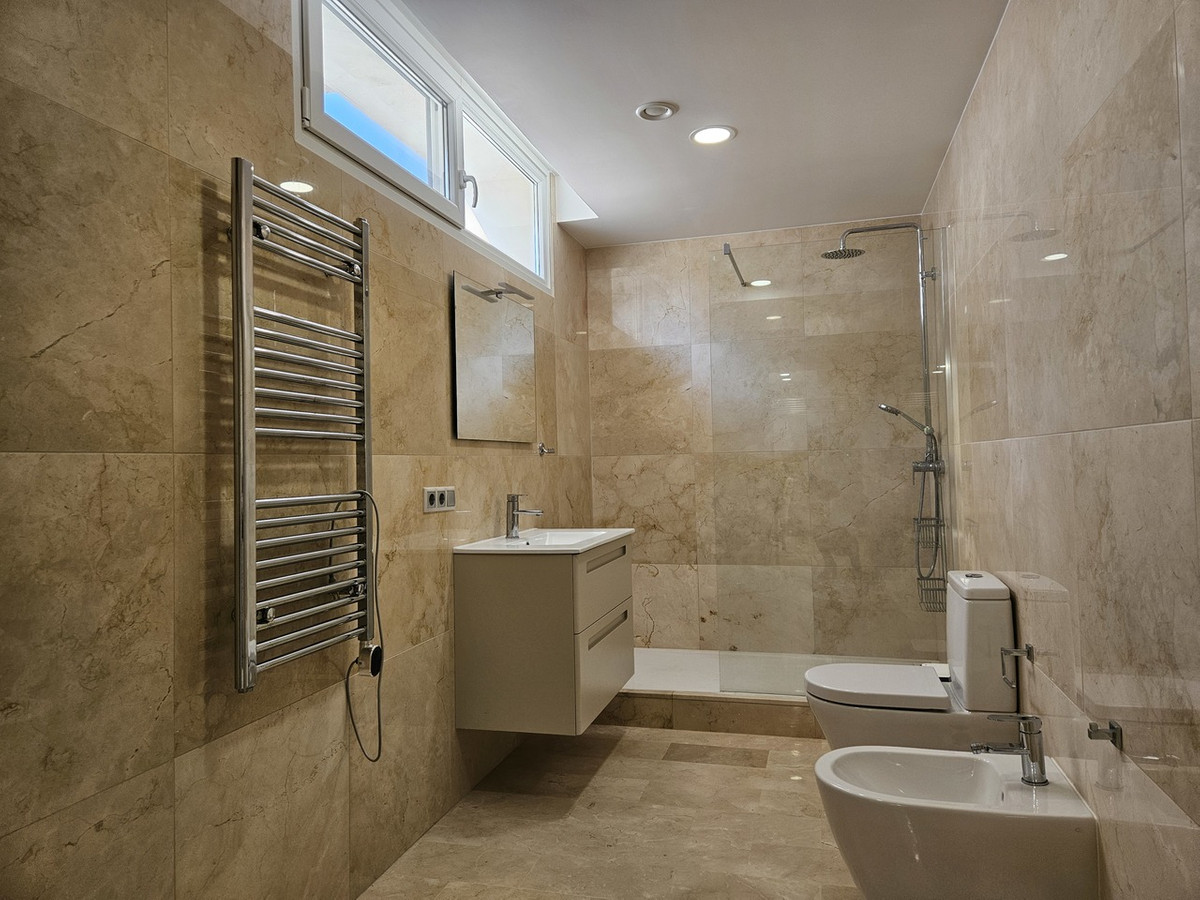 For sale - 5 Bedroom 4 Bathroom House - Detached Villa in Orihuela - La Zenia  - Alicante