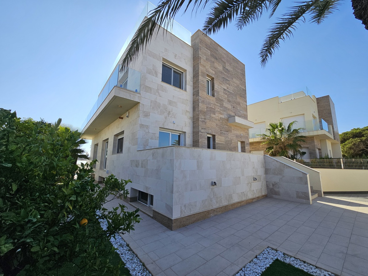 For sale - 5 Bedroom 4 Bathroom House - Detached Villa in Orihuela - La Zenia  - Alicante