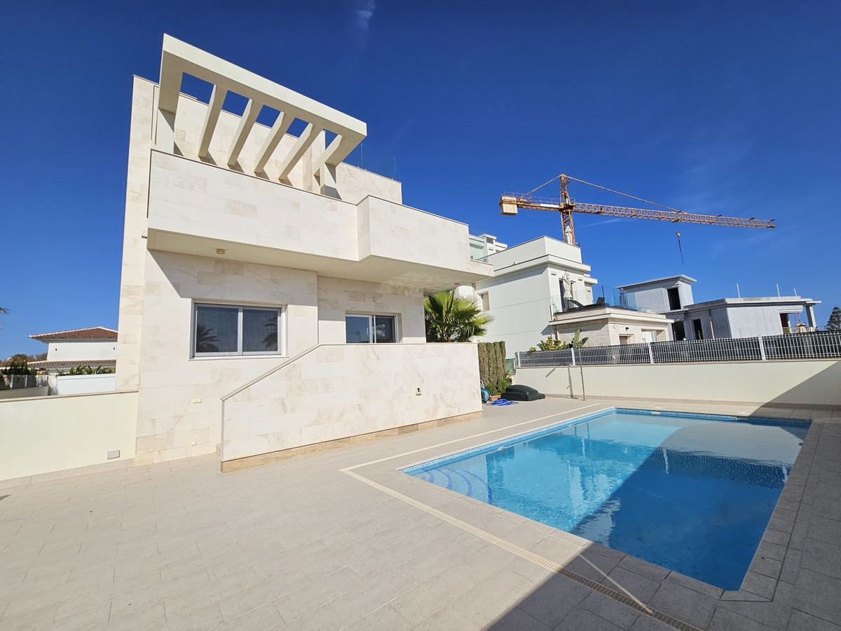 For sale - 5 Bedroom 4 Bathroom House - Detached Villa in Orihuela - La Zenia  - Alicante