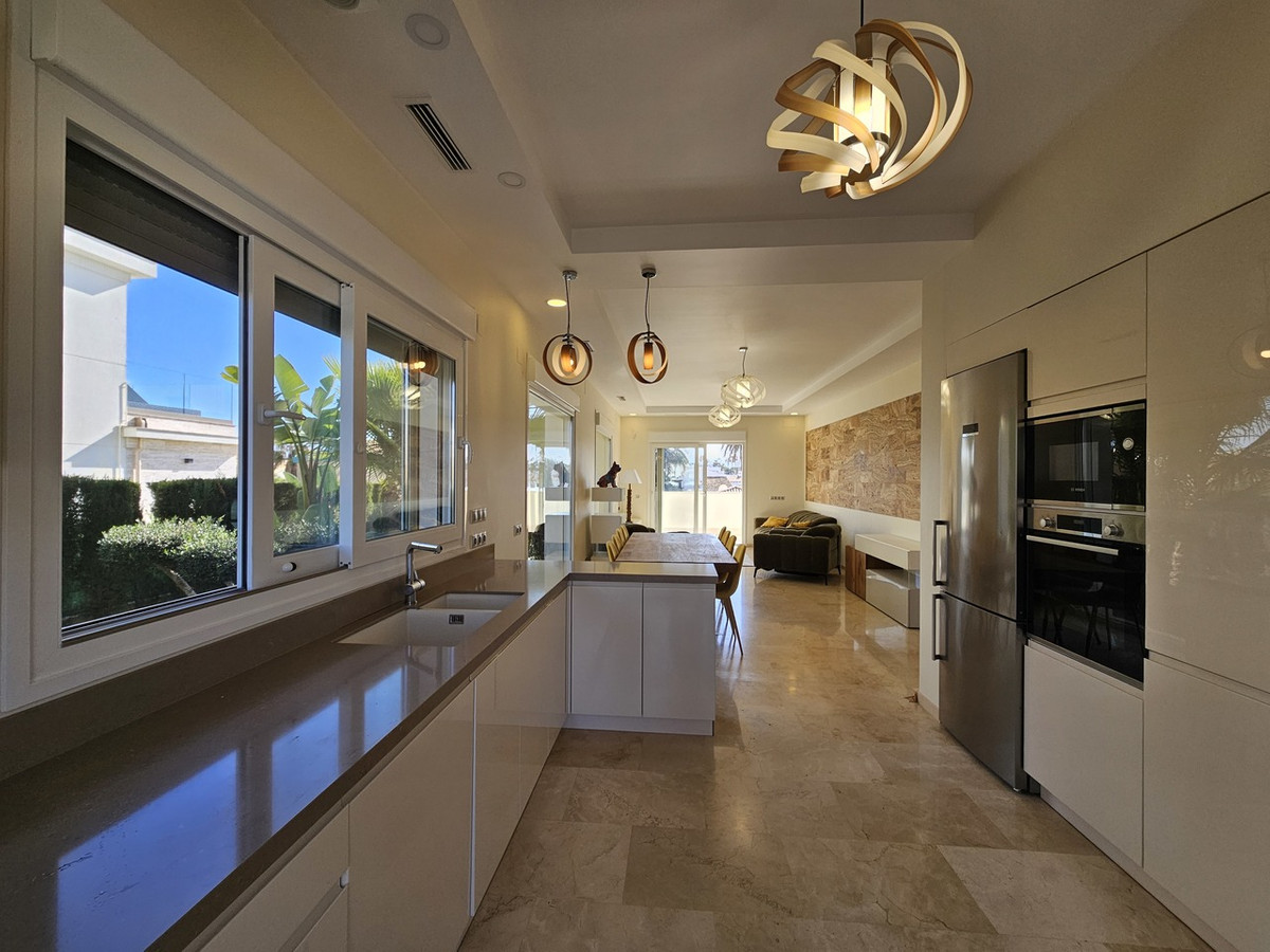 For sale - 5 Bedroom 4 Bathroom House - Detached Villa in Orihuela - La Zenia  - Alicante