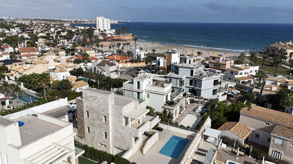 For sale - 5 Bedroom 4 Bathroom House - Detached Villa in Orihuela - La Zenia  - Alicante