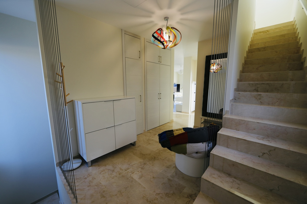 For sale - 5 Bedroom 4 Bathroom House - Detached Villa in Orihuela - La Zenia  - Alicante