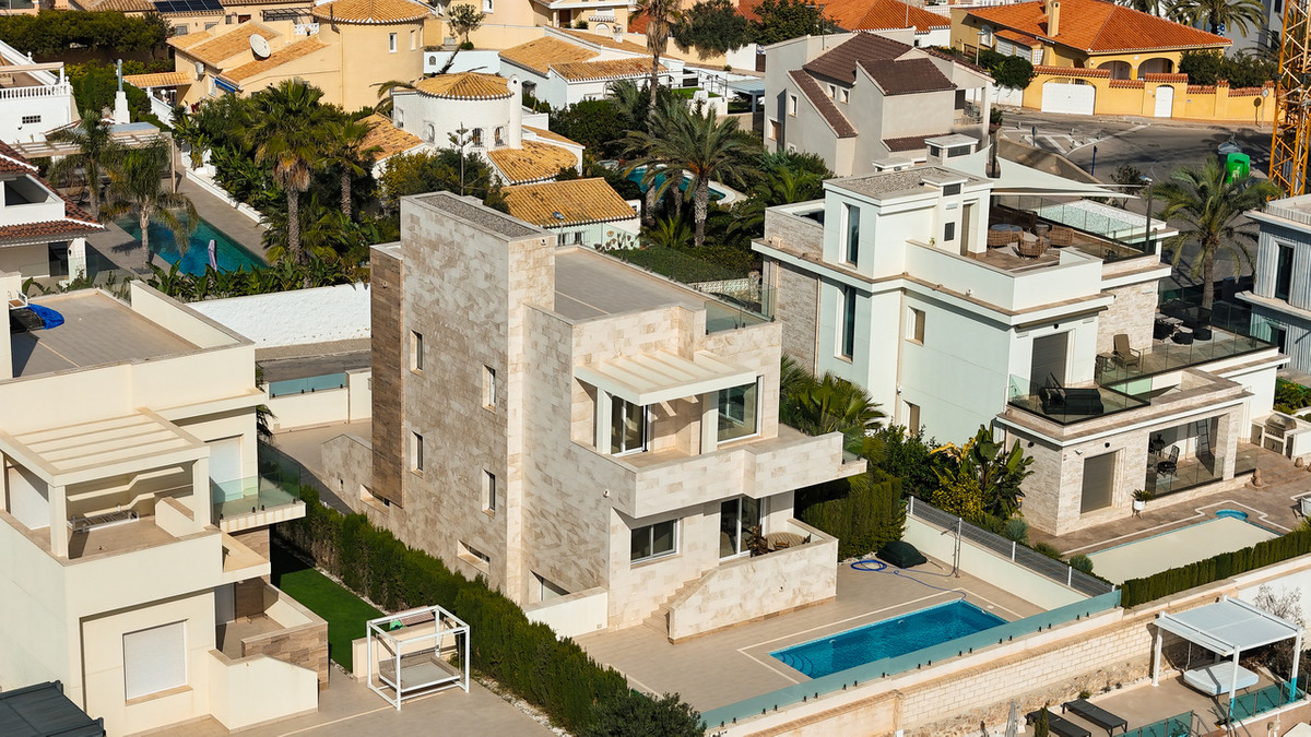 For sale - 5 Bedroom 4 Bathroom House - Detached Villa in Orihuela - La Zenia  - Alicante