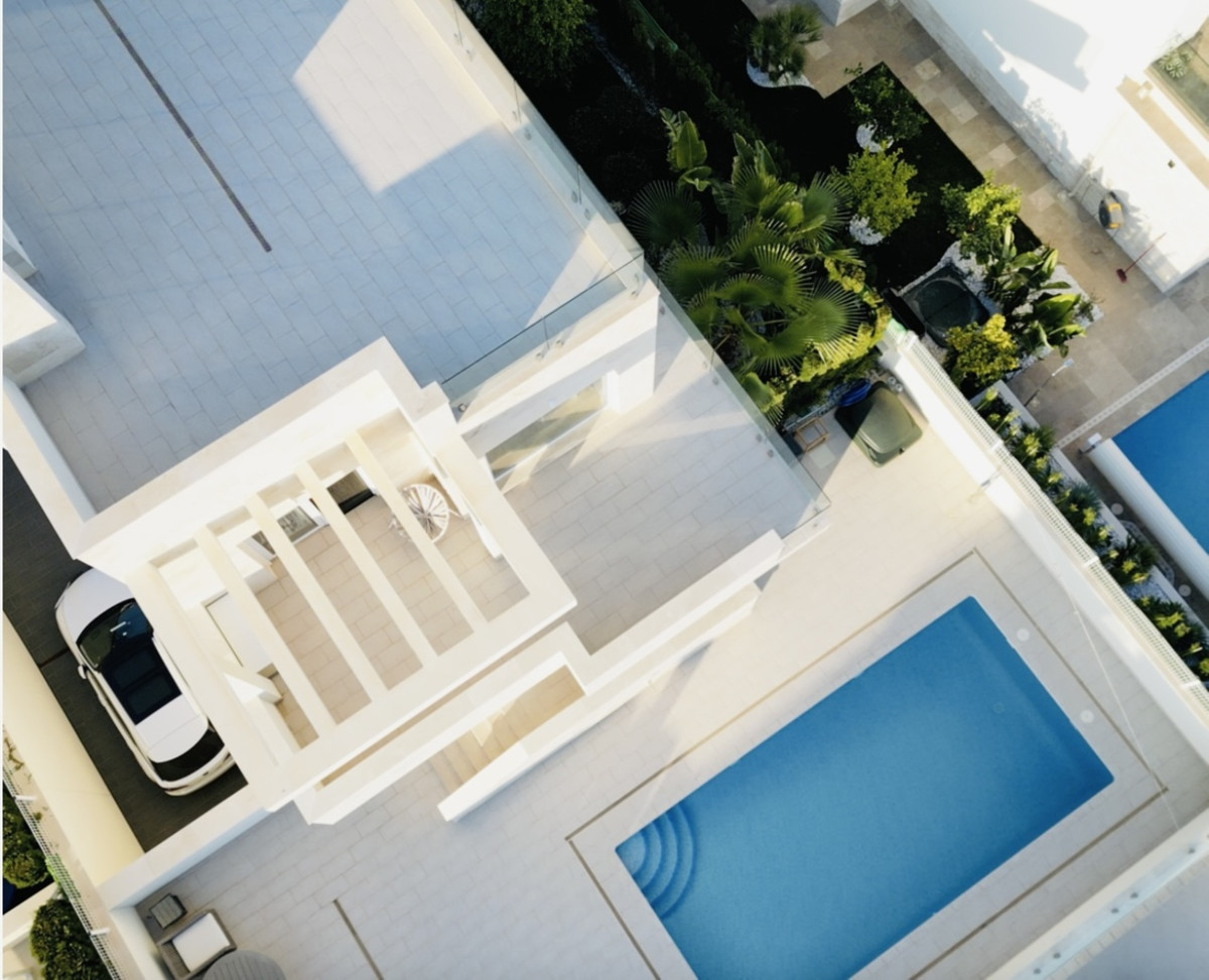 For sale - 5 Bedroom 4 Bathroom House - Detached Villa in Orihuela - La Zenia  - Alicante