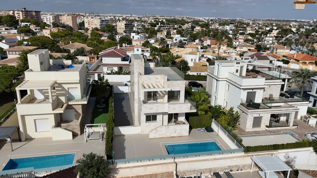 For sale - 5 Bedroom 4 Bathroom House - Detached Villa in Orihuela - La Zenia  - Alicante