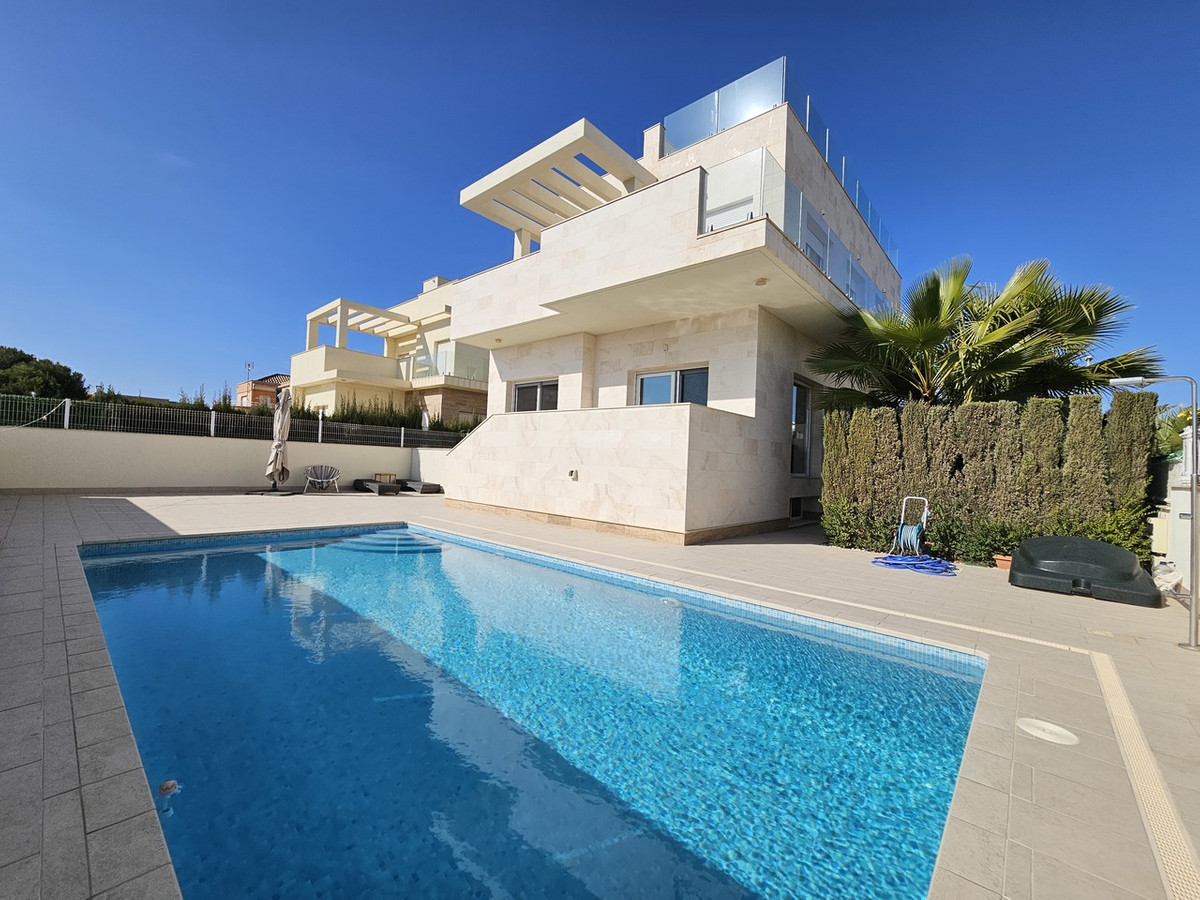 For sale - 5 Bedroom 4 Bathroom House - Detached Villa in Orihuela - La Zenia  - Alicante