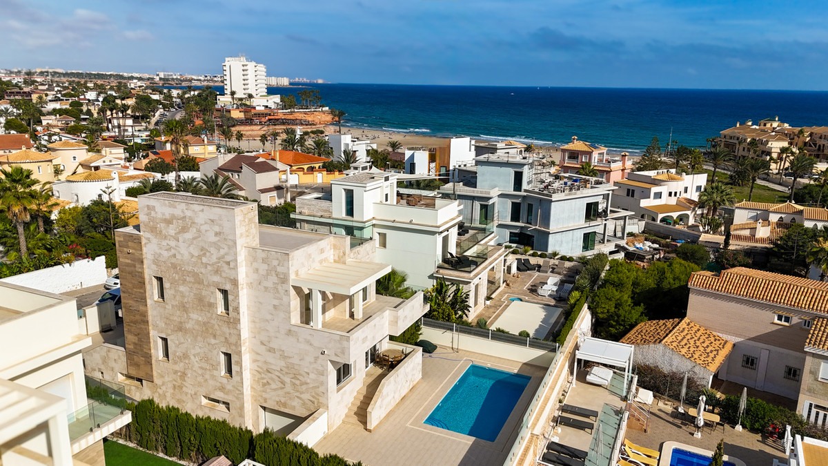 For sale - 5 Bedroom 4 Bathroom House - Detached Villa in Orihuela - La Zenia  - Alicante