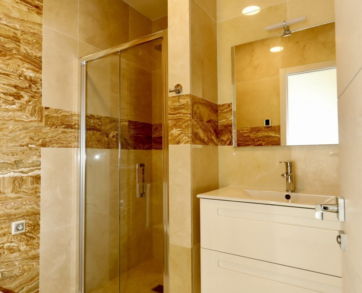 For sale - 5 Bedroom 4 Bathroom House - Detached Villa in Orihuela - La Zenia  - Alicante