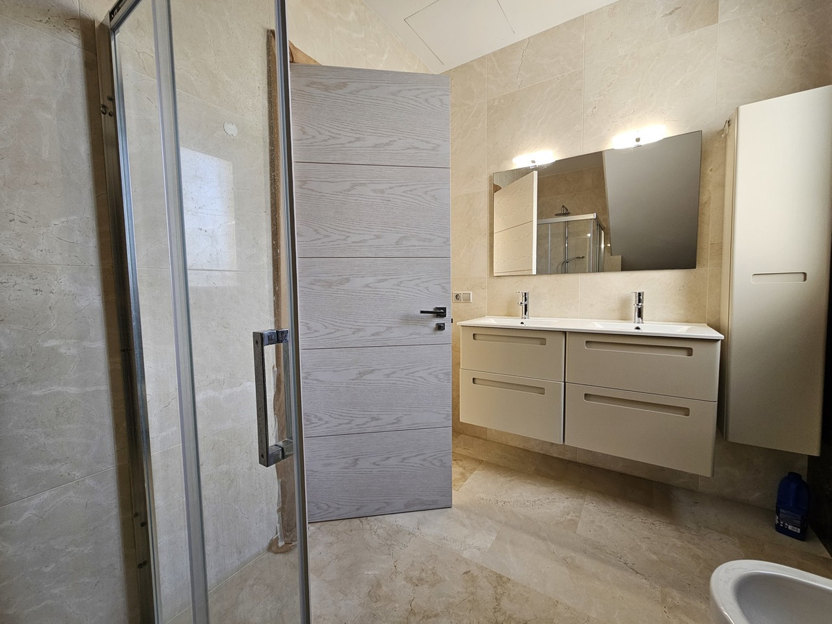 For sale - 5 Bedroom 4 Bathroom House - Detached Villa in Orihuela - La Zenia  - Alicante