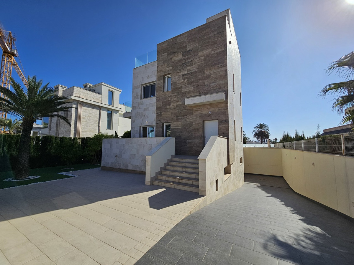 For sale - 5 Bedroom 4 Bathroom House - Detached Villa in Orihuela - La Zenia  - Alicante