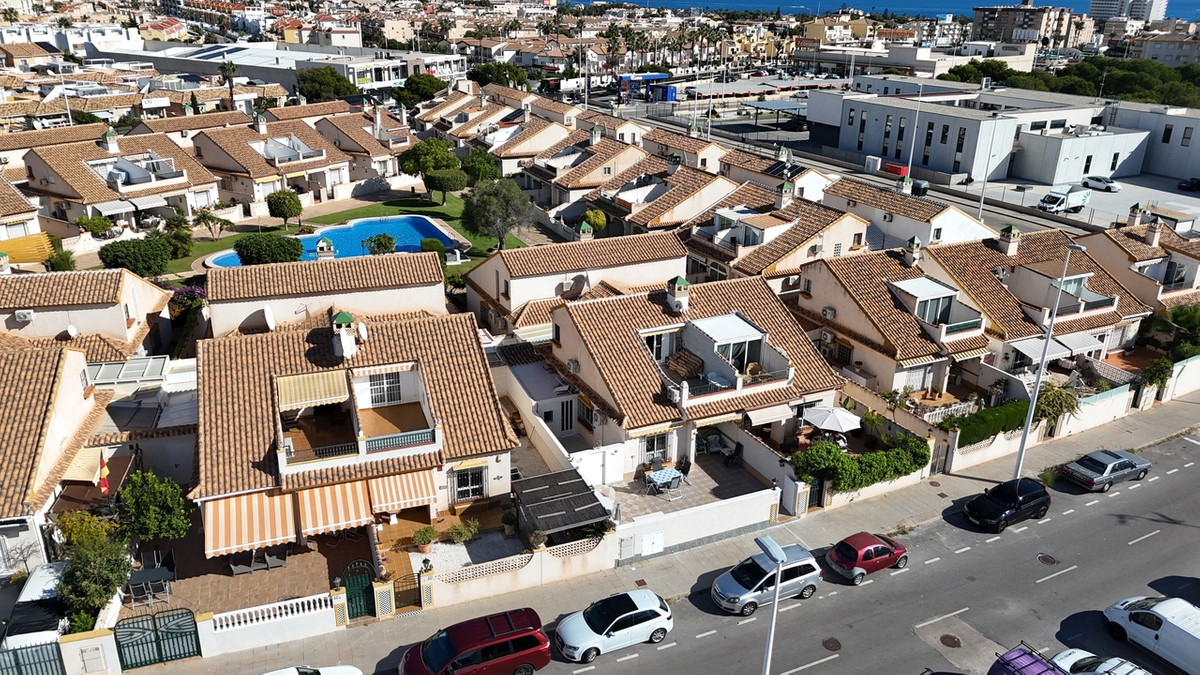 For sale - 3 Bedroom 2 Bathroom House Townhouse in La Zenia - La Zenia  - Alicante