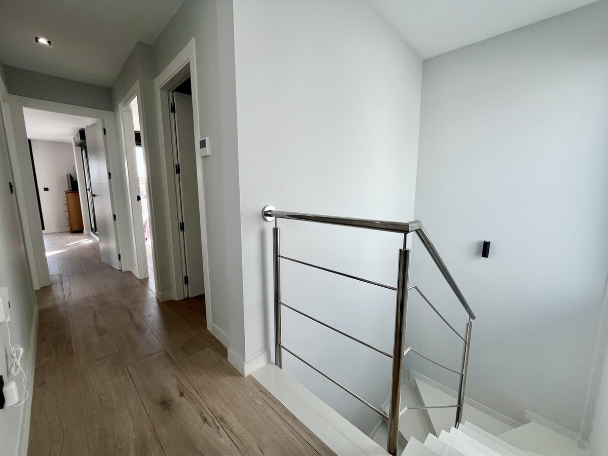 For sale - 4 Bedroom 3 Bathroom House - Detached Villa in Orihuela - Punta Prima  - Alicante